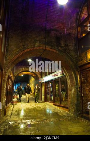 Tunnel unter der Cannon Street Railway Bridge, Green Dragon Court. London UK. Bild aufgenommen am 2021. August Stockfoto