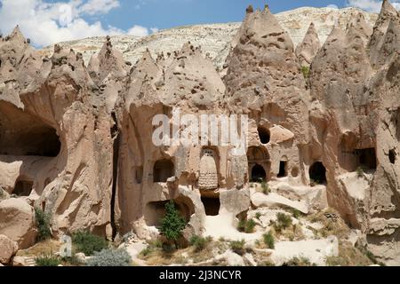 Kappadokien. Höhlenhäuser in Stein gemeißelt, alte Höhlenwohnungen. Einzigartige Felsformationen. Landschaft, Höhlen und Felsformationen in Kappadokien, Türkei Stockfoto