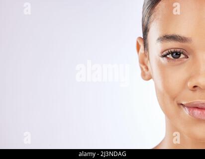 Sie werden keine schönere Frau finden. Aufnahme einer glücklichen jungen Frau, die vor einem Studiohintergrund posiert. Stockfoto