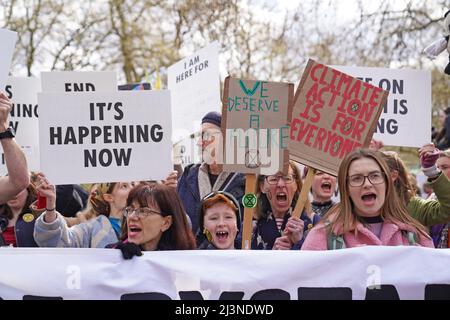 Aktivisten des Extinction Rebellion demonstrieren im Hyde Park im Zentrum von London. Bilddatum: Samstag, 9. April 2022. Stockfoto