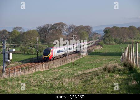 Virgin Züge Westküste Pendolino Zug 390005 durch die schottische Landschaft auf der Westküste Hauptlinie Stockfoto