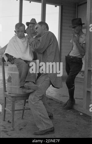 Gemeinschaft Friseur-Shop in Kern County Migrant Camp, Kalifornien. Stockfoto