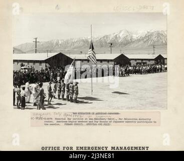 Umzug in Japan, Kalifornien. Memorial Day-Dienste in Manzanar, Kalifornien, einem Zentrum der Kriegsverlagerung, in dem Evakuierte japanischer Abstammung die Dauer verbringen werden. Mitglieder der American Legion und Pfadfinder nahmen an den Gottesdiensten Teil. Stockfoto