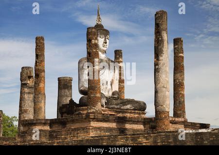 High Buddha im Wat Mahathat in Sukhothai, Thailand. Stockfoto