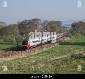 Virgin Züge Westküste Pendolino Zug 390005 durch die schottische Landschaft auf der Westküste Hauptlinie Stockfoto