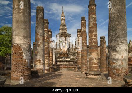 Haupthalle für Buddha-Bilder im Wat Mahathat in Sukhothai, Thailand. Stockfoto