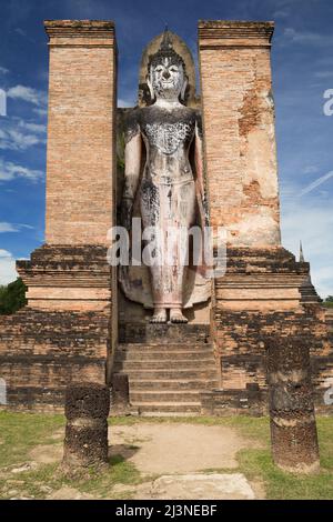 Stehender Buddha im Wat Mahathat in Sukhothai, Thailand. Stockfoto