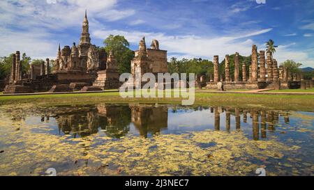 Chedi Prathan und Phra Ucokot im Wat Mahathat in Sukhothai, Thailand. Stockfoto