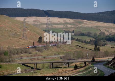 Ein Virgin Trains Pendolino Zug am Harthorpe auf der West Coast Main Line in Schottland Richtung Süden. Stockfoto