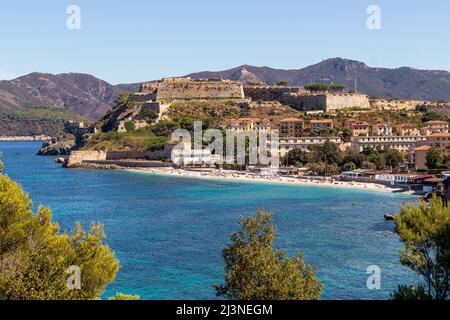 Blick auf den berühmten Strand Le Ghiaie, ein kleiner freier Strand in der Nähe von Forte Falcone Portoferraio, Insel Elba, Italien Stockfoto