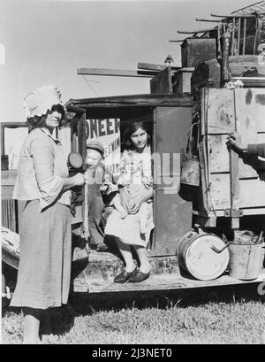 Dürreflüchtlinge aus Oklahoma auf der Suche nach Arbeit in den Erbsen von Kalifornien. In Der Nähe Der San Jose Mission. Stockfoto