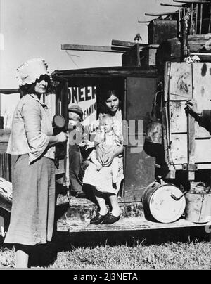 Dürreflüchtlinge aus Oklahoma auf der Suche nach Arbeit in den Erbsen von Kalifornien. In Der Nähe Der San Jose Mission. Stockfoto