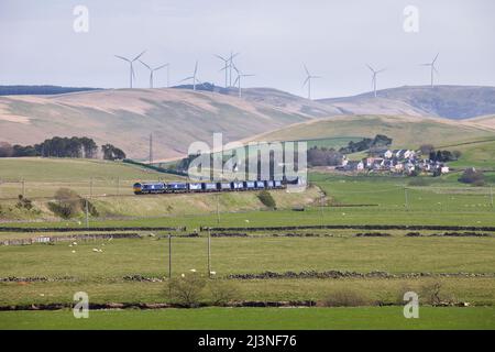 2 Lokomotiven der Baureihe 66 von Direct Rail Services transportieren den Güterzug Daventry - Mossend Tesco Express auf der West Cost-Hauptstrecke in Schottland in Crawford Stockfoto