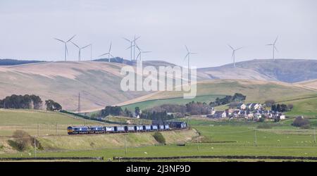 2 Lokomotiven der Baureihe 66 von Direct Rail Services transportieren den Güterzug Daventry - Mossend Tesco Express auf der West Cost-Hauptstrecke in Schottland in Crawford Stockfoto