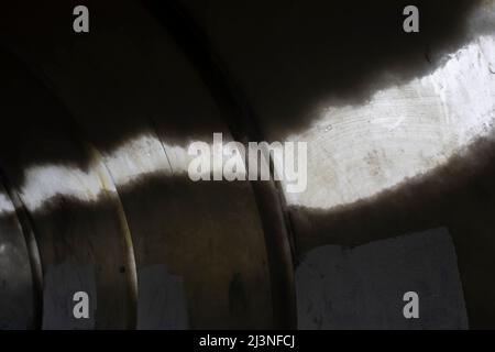 Schnee auf dem Dach von innen. Schneebedeckte Kuppel. Tunneldetails. Tunnel überflutet. Stockfoto