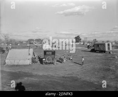 Hooverville aus Bakersfield, Kalifornien. Eine schnell wachsende Gemeinschaft von Menschen, die mieterfrei am Rande der Stadt leben, in welcher Art von Unterschlupf es auch immer gibt. Etwa eintausend Menschen leben hier und erziehen Kinder. Stockfoto