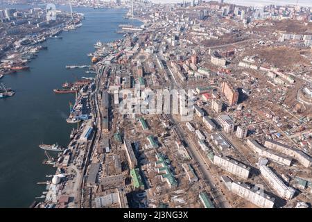 Wladiwostok, Russland - 5. Februar 2022:der Blick von der Spitze der Bucht, Häuser und Straßen der Stadt. Stockfoto