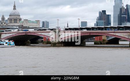 Die St Paul's Cathedral ist ein Wahrzeichen der Londoner Skyline Stockfoto