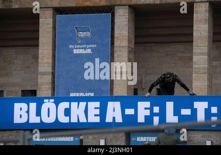 Berlin, Deutschland. 09. April 2022. Fußball: Bundesliga, Hertha BSC - 1. FC Union Berlin, Arbeiter setzen den letzten Schliff auf die Schilder über den Eingängen zum Olympiastadion. Kredit: Paul Zinken/dpa - ACHTUNG: Nur für redaktionellen Gebrauch und nur mit vollständiger Erwähnung des oben genannten credit/dpa/Alamy Live News Stockfoto