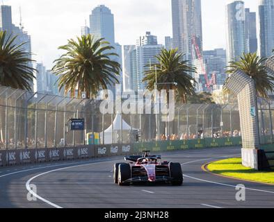 Melbourne, Australien. 9. April 2022. Ferrari-Pilot Charles Leclerc tritt beim Qualifikationsrennen der Formel 1 Australian Grand Prix 2022 in Melbourne, Australien, am 9. April 2022 an. Quelle: Hu Jingchen/Xinhua/Alamy Live News Stockfoto