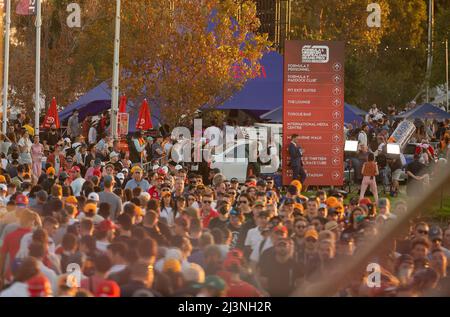 Melbourne, Australien. 9. April 2022. Zuschauer werden beim Qualifikationsrennen der Formel 1 Australian Grand Prix 2022 in Melbourne, Australien, am 9. April 2022 gesehen. Quelle: Hu Jingchen/Xinhua/Alamy Live News Stockfoto