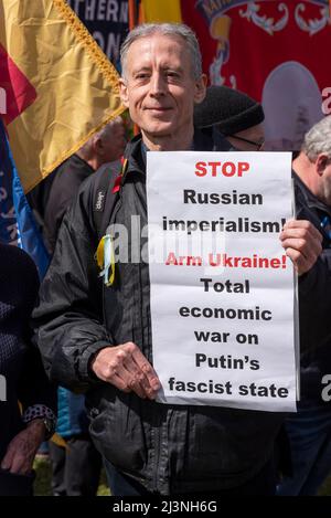 Parliament Square, Westminster, London, Großbritannien. 9. April 2022. Es findet ein Protest zur Unterstützung der Ukraine im Krieg gegen die russische Invasion statt. Die Demonstranten hielten Plakate und Transparente mit Slogans. Peter Tatchell mit Plakat Stockfoto