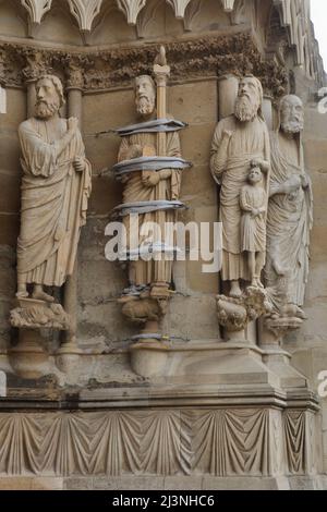 Jesaja, der Prophet, Moses, Abraham mit seinem Sohn Isaac und Aaron dargestellt von links nach rechts auf dem Südportal der Westfassade der Kathedrale von Reims (Cathédrale Notre-Dame de Reims) in Reims, Frankreich. Gotische Statuen auf der rechten Seite des Südportals wurden vor 1220 datiert. Stockfoto