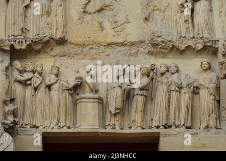 Taufe von König Clovis I. durch den heiligen Remigius von Reims, dargestellt im Tympanon des zentralen Portals der Nordfassade der Kathedrale von Reims (Cathédrale Notre-Dame de Reims) in Reims, Frankreich. Stockfoto