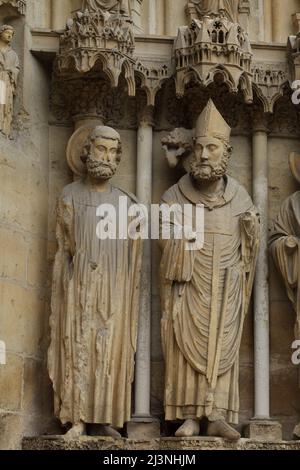 König Clovis I. und der Heilige Remigius von Reims von links nach rechts auf dem zentralen Portal der Nordfassade der Kathedrale von Reims (Cathédrale Notre-Dame de Reims) in Reims, Frankreich. Stockfoto