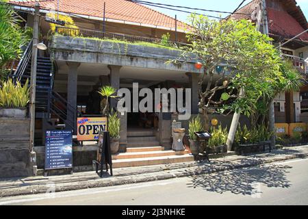 Puri Rai Restaurant an der Strandstraße am Padangbai Beach im Osten von Bali, Indonesien. Stockfoto