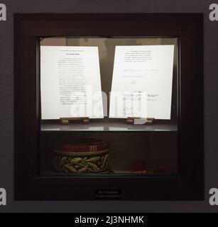 Faksimile des am 7. Mai 1945 in Reims unterzeichneten deutschen Kapitulationsinstruments und der Kepi des französischen Generals François Sevez, ausgestellt im Museum der Kapitulation (Musée de la Redadition) in Reims, Frankreich. Das erste deutsche Kapitulationsinstrument, das den Zweiten Weltkrieg in Europa beendete, wurde am 7. Mai 1945 um 02:41 Uhr mitteleuropäischer Zeit (MEZ) in dem Gebäude unterzeichnet, das heute als Museum dient. Der französische General François Sevez war bei der deutschen Kapitulation in Reims anwesend und unterzeichnete das deutsche Kapitulationsinstrument als offiziellen Zeugen. Stockfoto