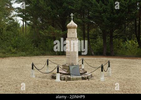 Massengrab von russischen Soldaten in Frankreich während des Ersten Weltkrieges an der Russischen Soldatenfriedhof (Cimetière militaire Russe) in Saint-Hilaire-le-Grand in der Nähe von Saint-Hilaire-le-Grand in der Region Marne im Nordosten Frankreichs. Russische Soldaten der 2. Spezielle Infanterie Regiment des 1. Spezielle Infanterie Brigade der Russischen Expeditionskorps in Frankreich gefallenen 1916-1918 werden im Massengrab beigesetzt. Total 915 russische Soldaten der russischen Expeditionskorps sind auf dem Friedhof begraben. Stockfoto