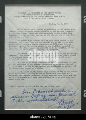 Text des deutschen Kapitulationsmittels, unterzeichnet in Reims am 7. Mai 1945 mit der handschriftlichen Bestätigung des deutschen Admirals Karl Dönitz, geschrieben am 15. April 1977, ausgestellt im Museum der Kapitulation (Musée de la Redadition) in Reims, Frankreich. Das erste deutsche Kapitulationsinstrument, das den Zweiten Weltkrieg in Europa beendete, wurde am 7. Mai 1945 um 02:41 Uhr mitteleuropäischer Zeit (MEZ) in dem Gebäude unterzeichnet, das heute als Museum dient. Admiral Karl Dönitz war im Moment des deutschen Kapitulationsinstruments Präsident von Deutschland. Die deutsche Inschrift bedeutet: Dieses Dokument wurde von upo unterzeichnet Stockfoto