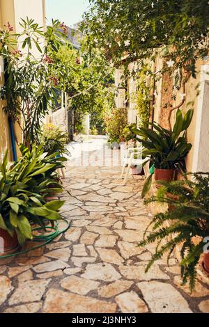 Sinarades, ein Ort, um zu Hause zu nennen. Aufnahme einer gepflasterten Gasse in einer alten, fremden Stadt. Stockfoto