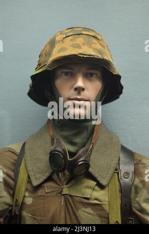 Männliche Schaufensterpuppe, gekleidet als Soldat der SS-Panzerdivision "Hohenstaufen" von 9., diente im Dezember 1944 in Bastogne, Belgien, und wurde im Museum der Kapitulation (Musée de la Redadition) in Reims, Frankreich, ausgestellt. Stockfoto
