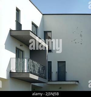 Fragment der Fassadenecke des weißen Hauses - Wände, Fenster, Balkone Stockfoto