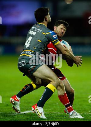 Hull KR's Lachlan Coote (rechts) wird von Jake Mamo von Castleford Tigers während des Betfred Challenge Cup, einem Viertelfinalspiel im Sewell Group Craven Park, Hull, angegangen. Bilddatum: Freitag, 8. April 2022. Stockfoto