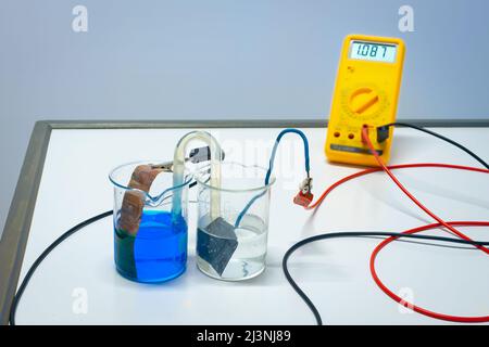 Prinzip einer wiederaufladbaren Kupfer-Zink-Batterie. Wird in der Chemie-Klasse verwendet. Stockfoto