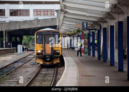 Northern Rail Klasse 155 Diesel-Mehrzugzug 155342 am Bahnhof Harrogate, Yorkshire, Großbritannien Stockfoto