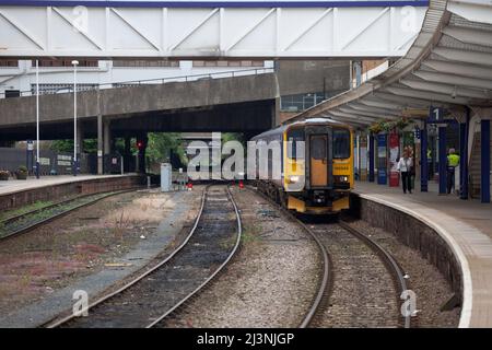 Northern Rail Klasse 155 Diesel-Mehrzugzug 155342 am Bahnhof Harrogate, Yorkshire, Großbritannien Stockfoto