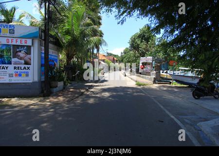 Strandpromenade mit OK Divers am Padangbai Beach im Osten von Bali, Indonesien. Stockfoto