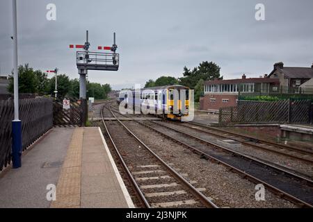 Northern Rail Klasse 155 Diesel-Triebzug 155341, der ein Signal der Semaphore-Halterung im oberen Quadranten bei Harrogate passiert Stockfoto