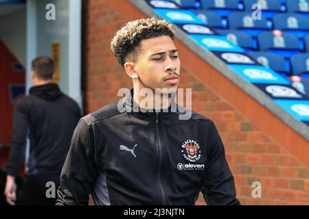 Jordan Lawrence-Gabriel #4 von Blackpool kommt im Ewood Park an Stockfoto