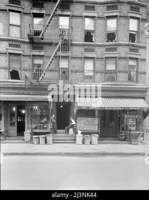 Hintergrundbild für Highstown Projekt. Das derzeitige Zuhause von Jacob Solomon und seiner Familie, 133 Avenue D, New York City. Diese Familie gehört zur ersten Einheit von 35 Familien, die im Juli 1936 in Hightstown umgesiedelt wurde. Für vier sehr kleine Zimmer im Miethaus zahlt man 18 Dollar pro Monat. Stockfoto