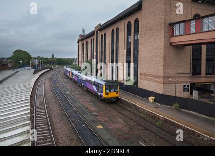 Northern Rail Klasse 142 Pacer Züge 142094 + 142086 Ankunft am Bahnhof Harrogate, Harrogate, Yorkshire, Großbritannien Stockfoto