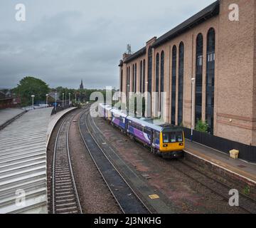 Northern Rail Klasse 142 Pacer Züge 142094 + 142086 Ankunft am Bahnhof Harrogate, Harrogate, Yorkshire, Großbritannien Stockfoto