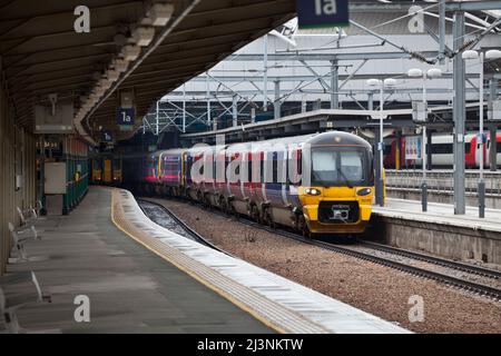 Northern Rail Klasse 333 Siemens Elektrozug 333015 im Bahnhof Leeds am westlichen Ende des Bahnhofs Stockfoto