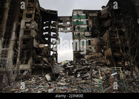 Borodyanka, Ukraine. 09. April 2022. Nach dem russischen Einmarsch in die Ukraine haben die Überreste eines Wohnhauses in Borodyanka den Boden verfalle. Nach wochenlanger russischer Besatzung wurden die Städte um Kiew befreit, aber schwer zerstört und Hunderte von Toten hinterlassen. Kredit: SOPA Images Limited/Alamy Live Nachrichten Stockfoto