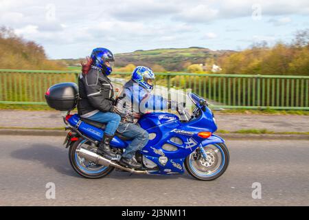 1998 90s Neunzigs Blue Suzuki Katana; Motorradfahrer; Zweiradtransport, Motorräder, Fahrzeug auf britischen Straßen, Motorräder, Motorradfahrer fahren in Manchester, Großbritannien Stockfoto