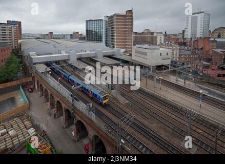 Erster TransPennine Express-Zug der Klasse 185 Siemens Desiro am Bahnhof Leeds im Stadtzentrum Stockfoto